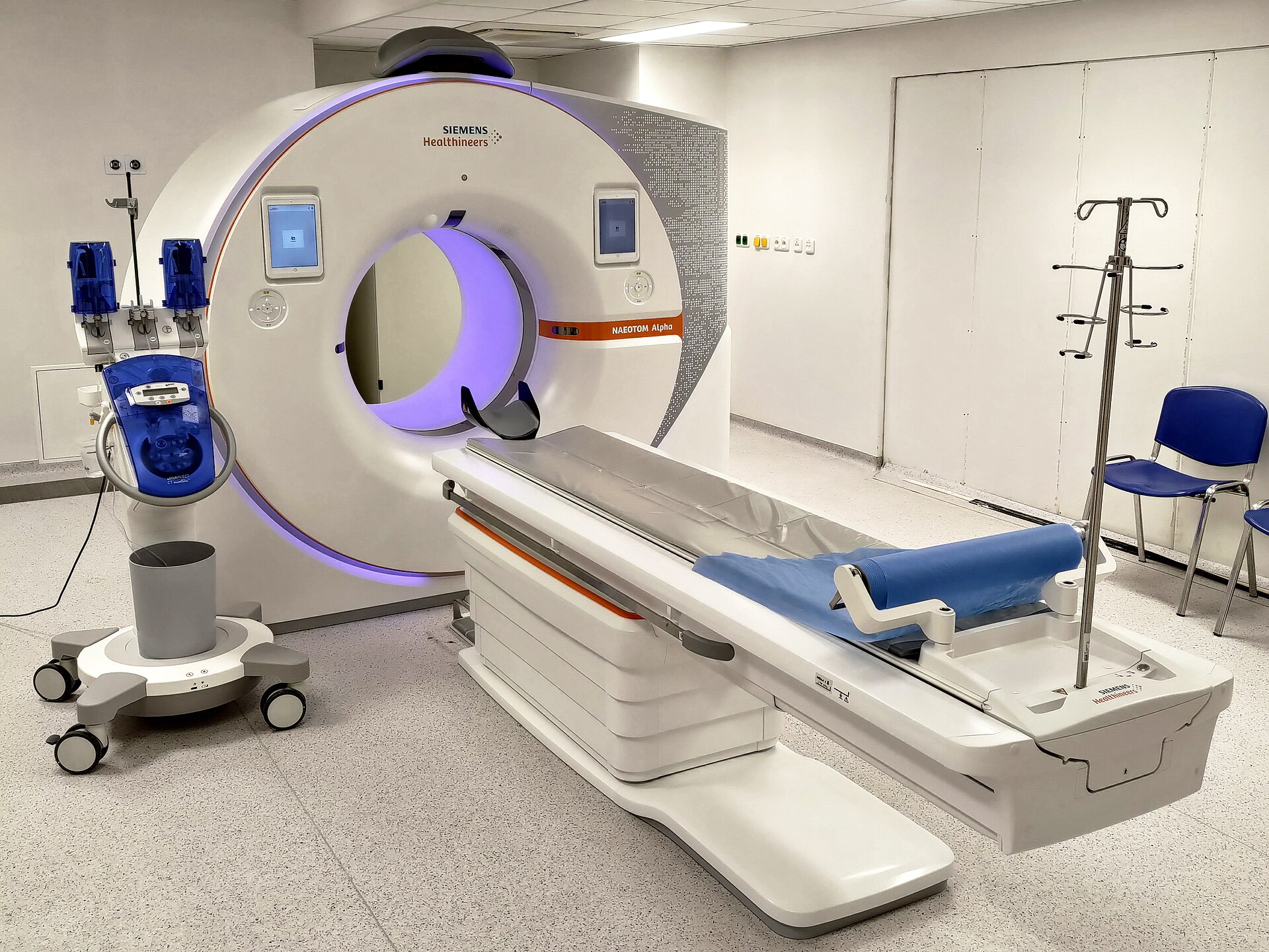 Photon-counting CT scanner at a partner-standard facility